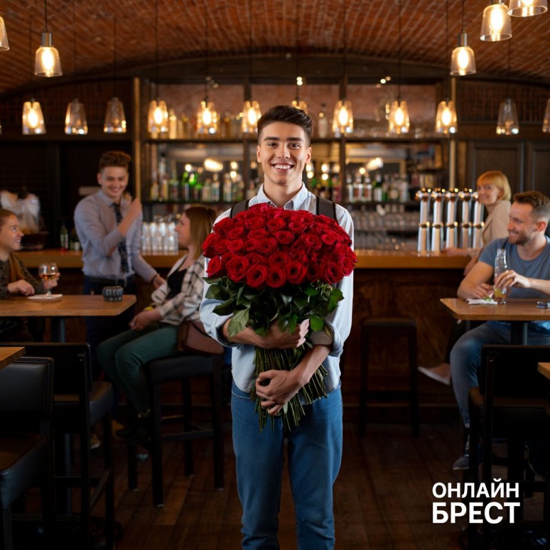 Дарил по 500 роз, платил за всех в баре. В Беларуси студент изображал мажора, а сам задолжал 30 тысяч рублей