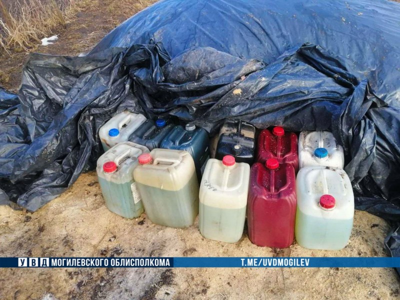 Отец вместе с сыном слил 540 литров дизтоплива Отец вместе с сыном слил 540 литров дизтоплива