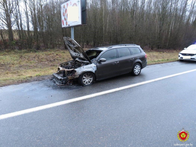 На трассе загорелся Volkswagen Passat B7 — вот из-за чего всё произошло На трассе загорелся Volkswagen Passat B7 — вот из-за чего всё произошло