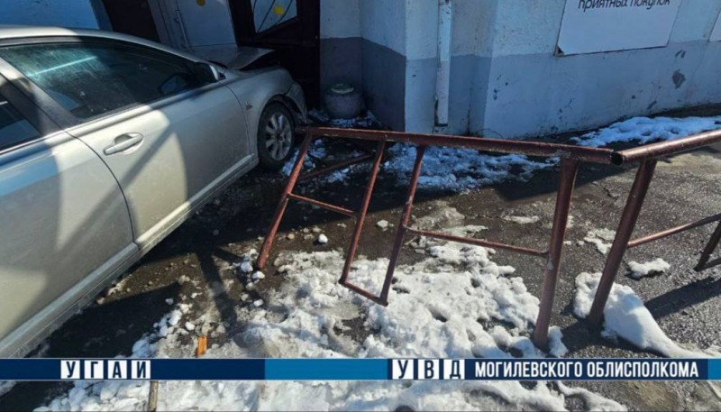 «Получил права четыре месяца назад». 18-летний водитель врезался в магазин «Получил права четыре месяца назад». 18-летний водитель врезался в магазин