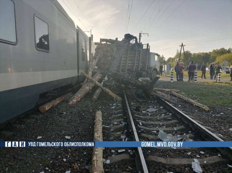 В Беларуси поезд протаранил заглохший лесовоз на переезде В Беларуси поезд протаранил заглохший лесовоз на переезде