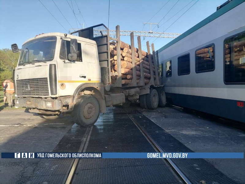 В Беларуси поезд протаранил заглохший лесовоз на переезде В Беларуси поезд протаранил заглохший лесовоз на переезде