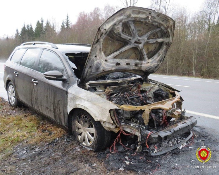 На трассе загорелся Volkswagen Passat B7 — вот из-за чего всё произошло На трассе загорелся Volkswagen Passat B7 — вот из-за чего всё произошло