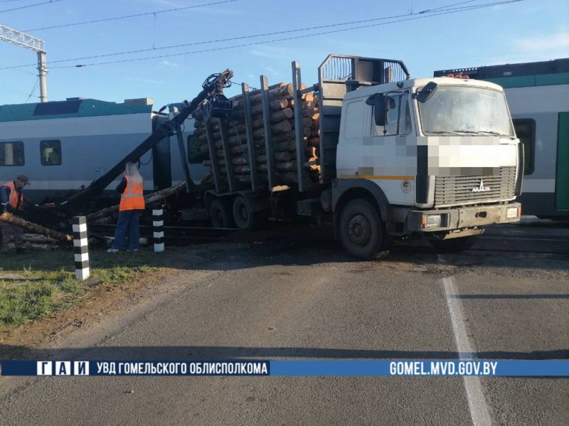 В Беларуси поезд протаранил заглохший лесовоз на переезде В Беларуси поезд протаранил заглохший лесовоз на переезде
