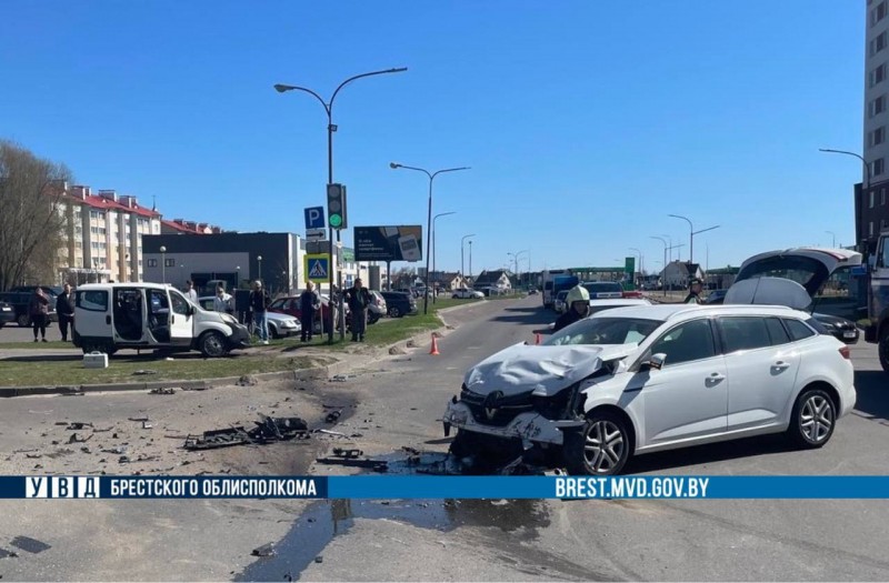 Два водителя госпитализированы после аварии в Кобрине Два водителя госпитализированы после аварии в Кобрине