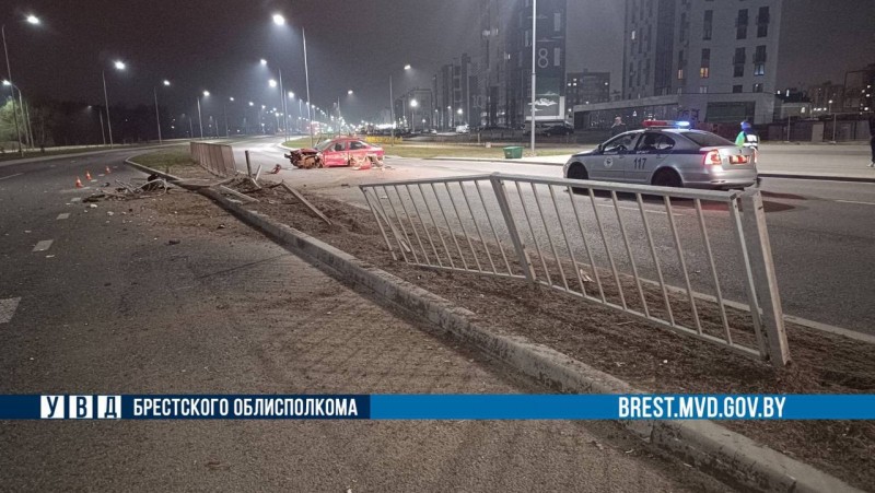 В Бресте автомобиль вынесло на разделительную полосу: повреждены 11 пролетов забора