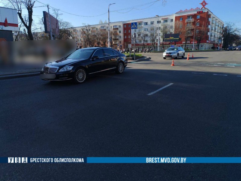 В Бресте Mercedes сбил 10-летнюю девочку В Бресте Mercedes сбил 10-летнюю девочку