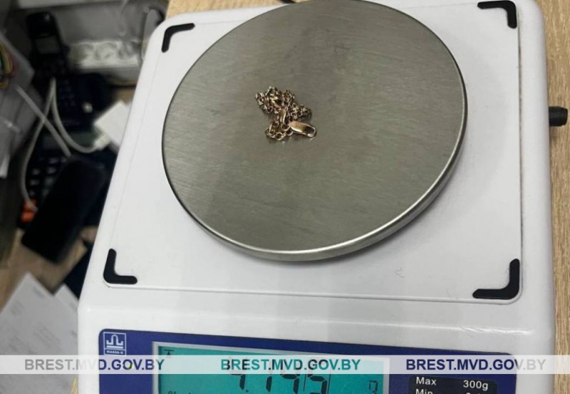 В Каменце бывший муж украл деньги и золотые украшения у экс-супруги В Каменце бывший муж украл деньги и золотые украшения у экс-супруги