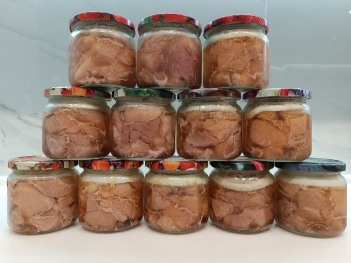 Двое жителей Пинска украли 140 банок тушенки Двое жителей Пинска украли 140 банок тушенки