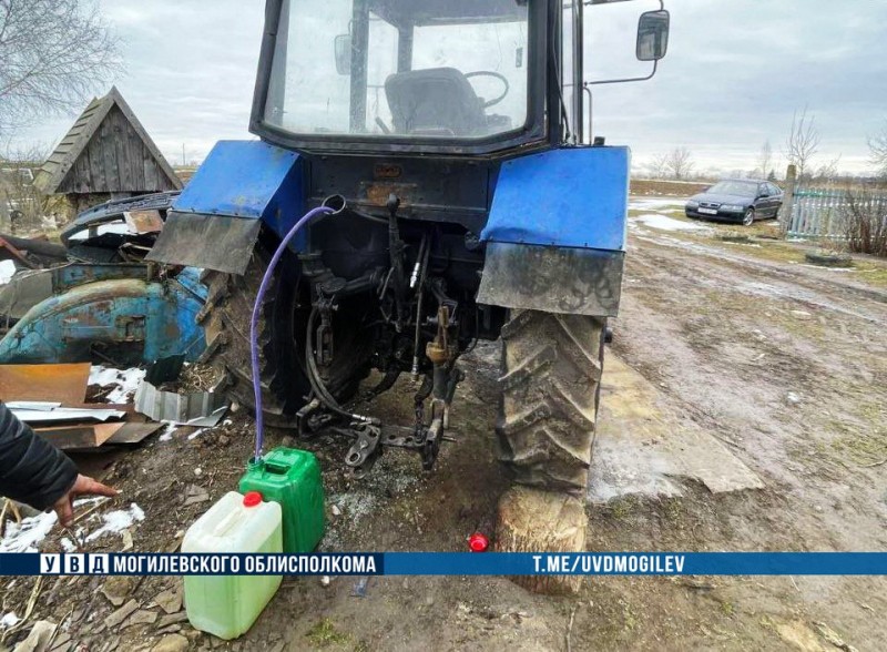 Отец вместе с сыном слил 540 литров дизтоплива Отец вместе с сыном слил 540 литров дизтоплива