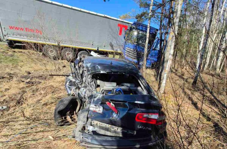 Mercedes с пьяным водителем врезался в остановившийся Renault. Подробности ДТП в Брестской области Mercedes с пьяным водителем врезался в остановившийся Renault. Подробности ДТП в Брестской области