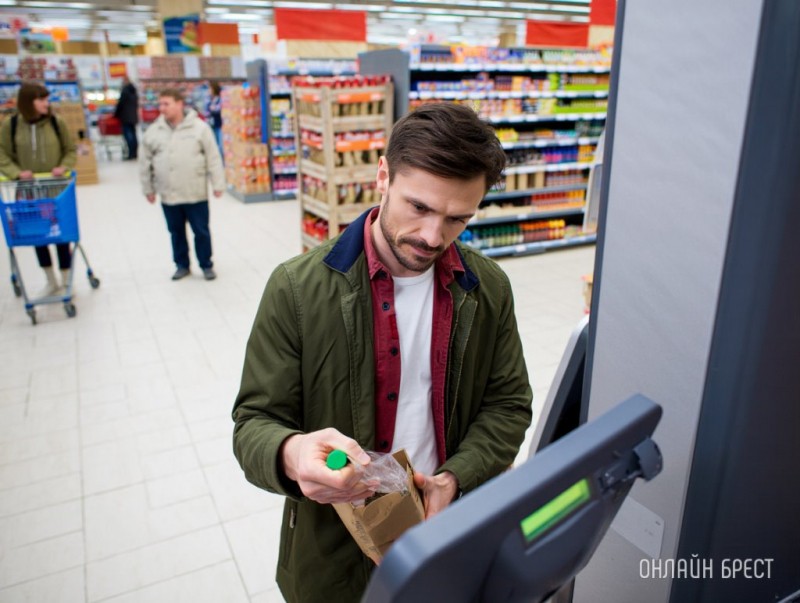 Белорус пробивал на кассе самообслуживания картошку, а забирал дорогой коньяк — подробности истории Белорус пробивал на кассе самообслуживания картошку, а забирал дорогой коньяк — подробности истории