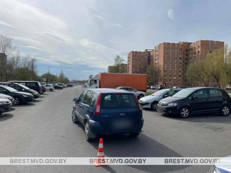 В Бресте автомобиль сбил 14-летнего подростка, который внезапно выбежал В Бресте автомобиль сбил 14-летнего подростка, который внезапно выбежал