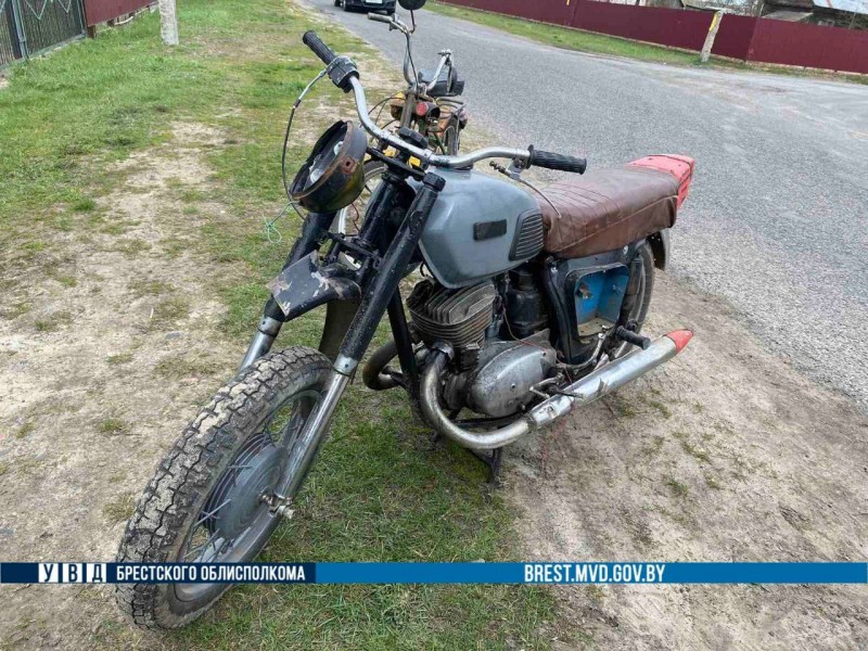 Мопед и мотоцикл: подростки устроили ДТП в Лунинецком районе Мопед и мотоцикл: подростки устроили ДТП в Лунинецком районе