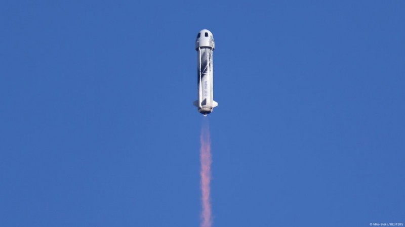 В космос — без мужчин: Кэти Перри и невеста Джеффа Безоса слетали в космос на корабле Blue Origin
В космос — без мужчин: Кэти Перри и невеста Джеффа Безоса слетали в космос на корабле Blue Origin