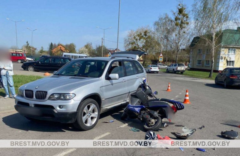 Цепная авария в Лунинце: из-за Mercedes мопед врезался в BMW