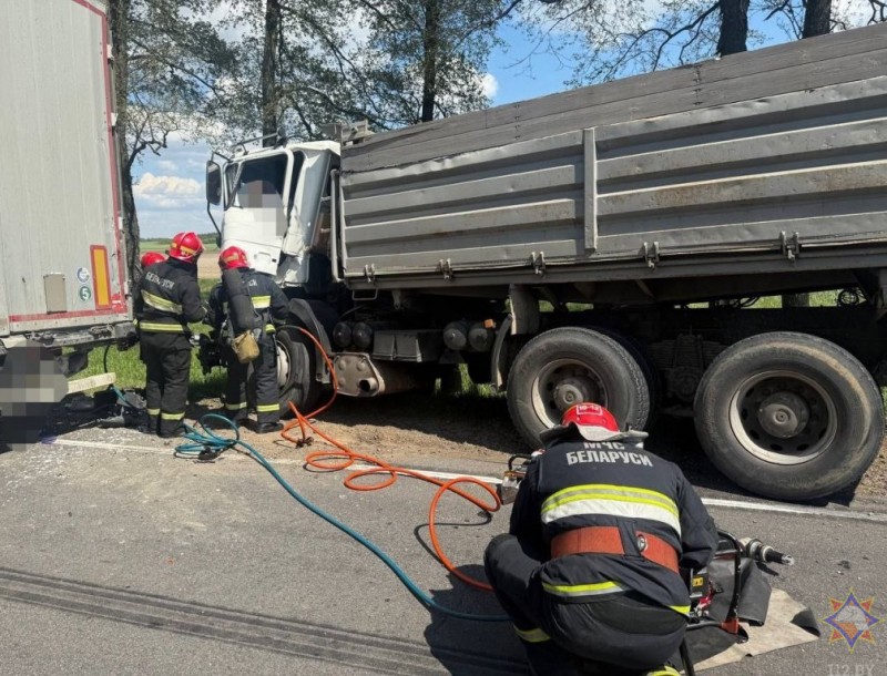 После аварии под Каменцом мужчина не мог выбраться из машины – ему помогли спасатели