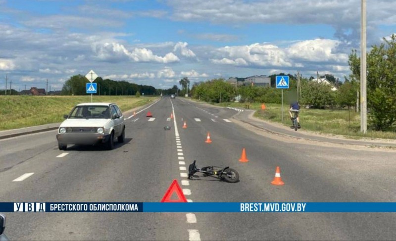 В Пинском районе автомобиль сбил пенсионерку на электросамокате