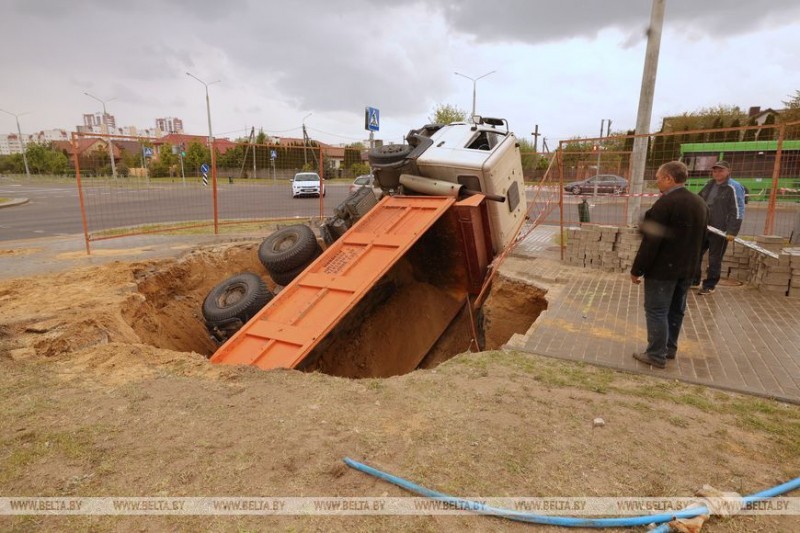 Грузовик провалился в яму в Гродно