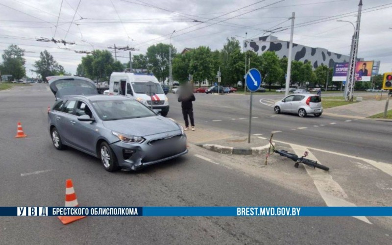 В Бресте автомобиль сбил подростка на велосипеде В Бресте автомобиль сбил подростка на велосипеде
