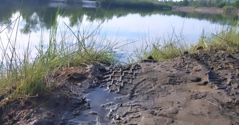 Трагедия на рыбалке: автомобиль с рыбаками съехал в реку, один погиб Трагедия на рыбалке: автомобиль с рыбаками съехал в реку, один погиб