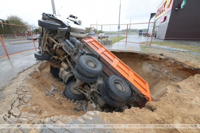 Грузовик провалился в яму в Гродно