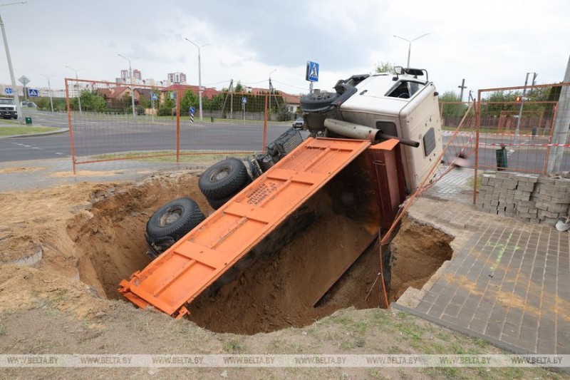 Грузовик провалился в яму в Гродно