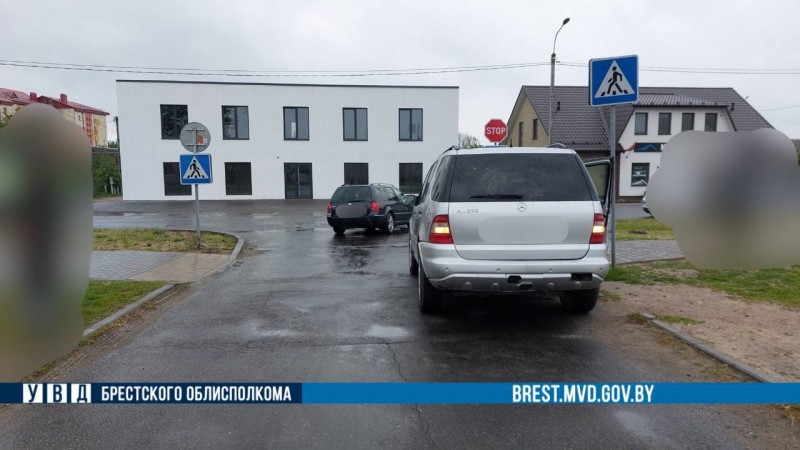 Водитель Mercedes сбила велосипедиста в Кобрине