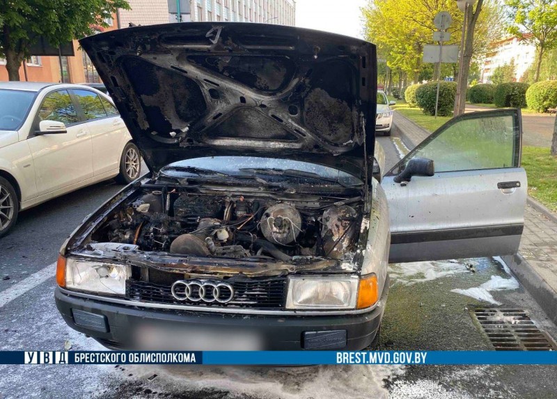В Бресте горела Audi — подробности В Бресте горела Audi — подробности