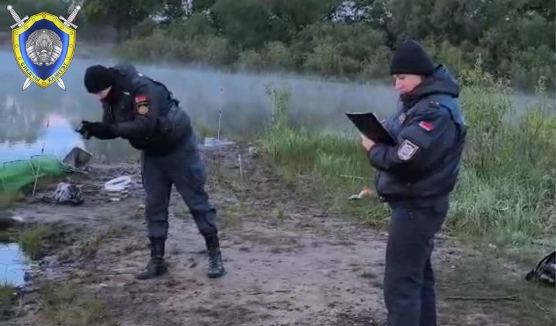 Трагедия на рыбалке: автомобиль с рыбаками съехал в реку, один погиб Трагедия на рыбалке: автомобиль с рыбаками съехал в реку, один погиб