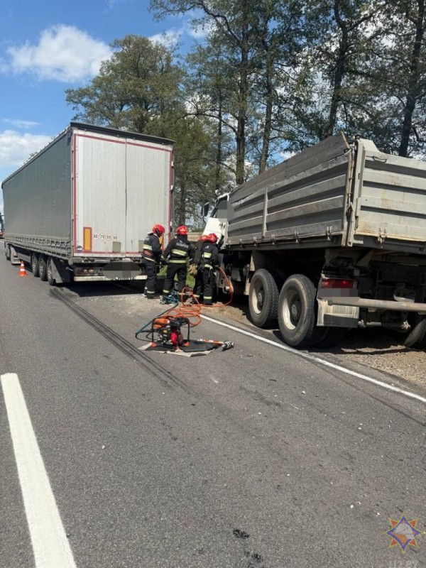 После аварии под Каменцом мужчина не мог выбраться из машины – ему помогли спасатели