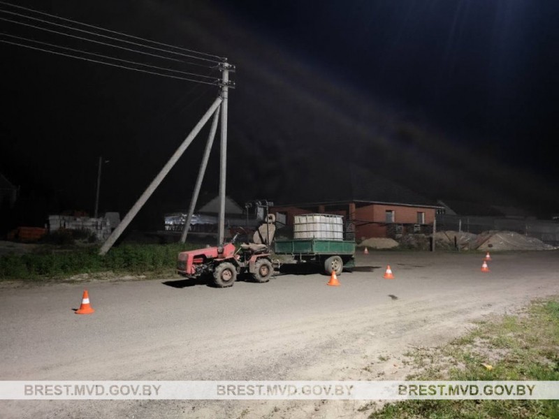 В Столинском районе девочка выпала из прицепа и попала под колеса минитрактора