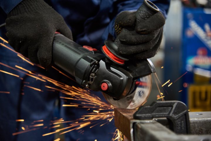 В Беларуси мужчина работал шлифовальной машинкой и загорелся от искры В Беларуси мужчина работал шлифовальной машинкой и загорелся от искры