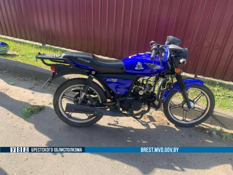 В Березе Opel не уступил дорогу мопеду