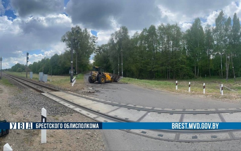 Подробности ДТП в Кобринском районе, где погрузчик столкнулся с пассажирским поездом Подробности ДТП в Кобринском районе, где погрузчик столкнулся с пассажирским поездом