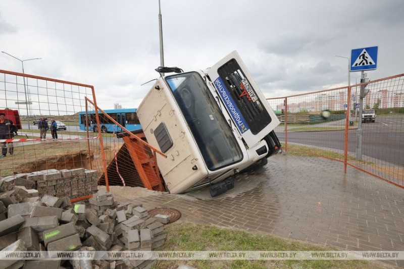 Грузовик провалился в яму в Гродно