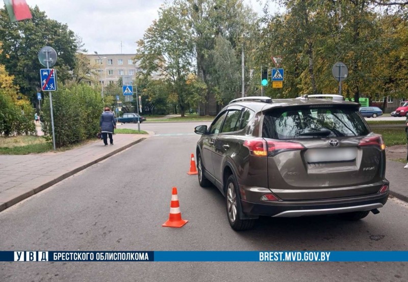 В Бресте на выскочившего под колеса ребенка наехало авто. В СК рассказали, кто виновен в подобном ДТП