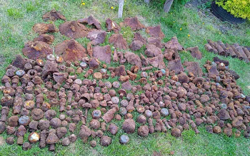 Жительница Барановичей в саду обнаружила целый арсенал боеприпасов Жительница Барановичей в саду обнаружила целый арсенал боеприпасов