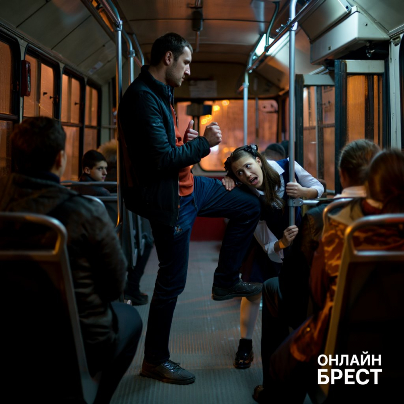 В Минске пассажир трамвая ударил коленом в нос школьницу — узнали подробности инцидента В Минске пассажир трамвая ударил коленом в нос школьницу — узнали подробности инцидента