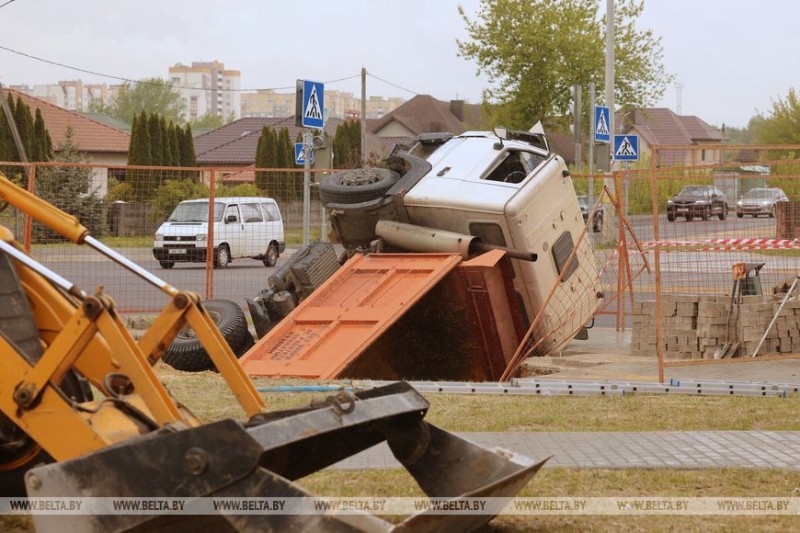 Грузовик провалился в яму в Гродно