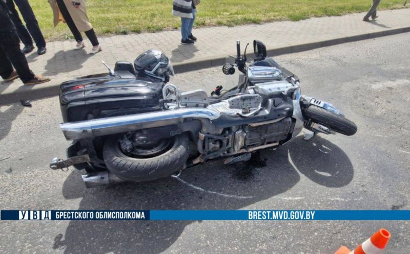Audi и мотоциклист столкнулись в Бресте. Кто виноват? Audi и мотоциклист столкнулись в Бресте. Кто виноват?