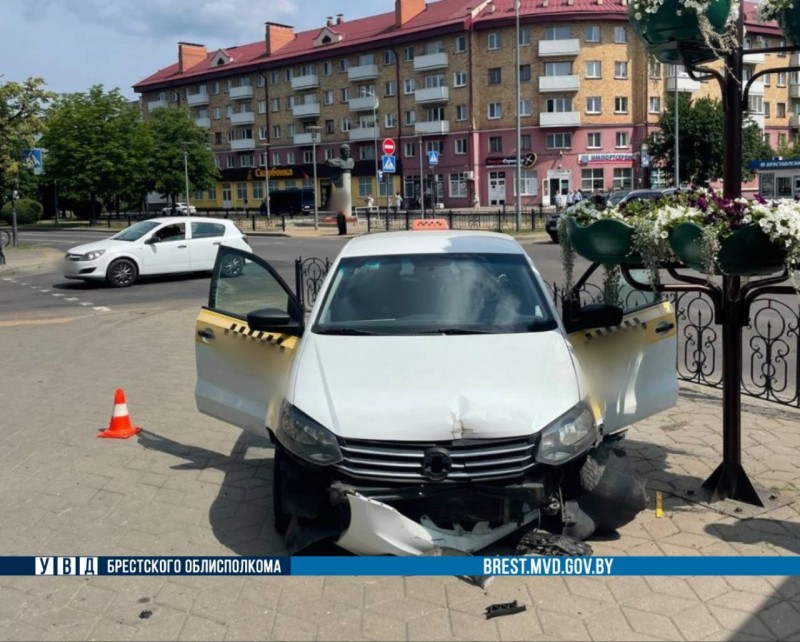 Стало известно, кто стал виновником ДТП с участием такси в центре Бреста Стало известно, кто стал виновником ДТП с участием такси в центре Бреста