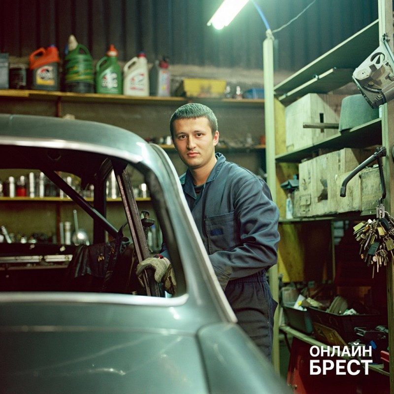 В Беларуси мужчина ремонтирует автомобили в гаражах