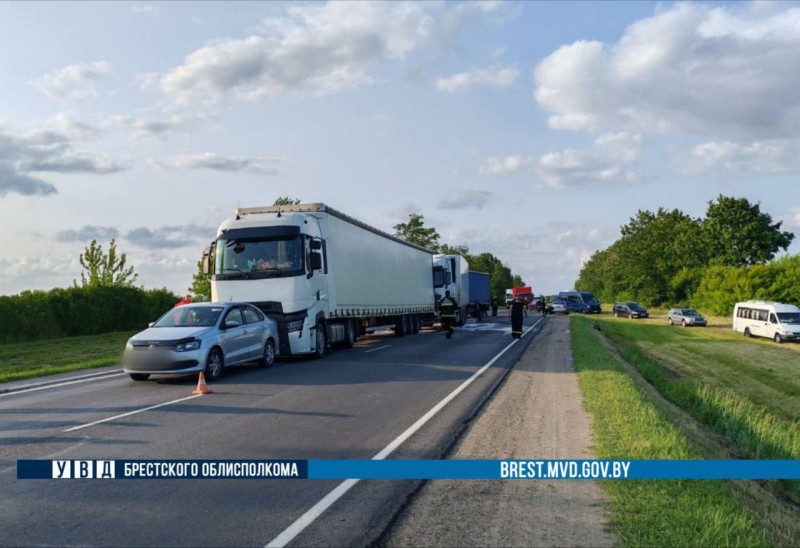 Под Брестом произошло серьёзное ДТП с участием нескольких автомобилей. Рассказываем подробности Под Брестом произошло серьёзное ДТП с участием нескольких автомобилей. Рассказываем подробности
