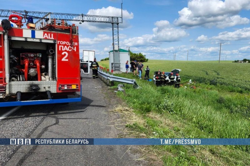 Два человека погибли на М1: автомобиль влетел в отбойник и перевернулся. Момент ДТП попал на видео Два человека погибли на М1: автомобиль влетел в отбойник и перевернулся. Момент ДТП попал на видео
