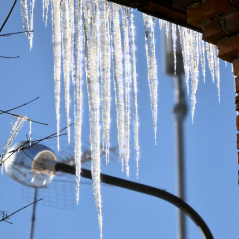 В Беларуси женщина погибла из-за рухнувшей с крыши наледи — ее сын запросил компенсацию в 200 тысяч рублей. Что решил суд? В Беларуси женщина погибла из-за рухнувшей с крыши наледи — ее сын запросил компенсацию в 200 тысяч рублей. Что решил суд?
