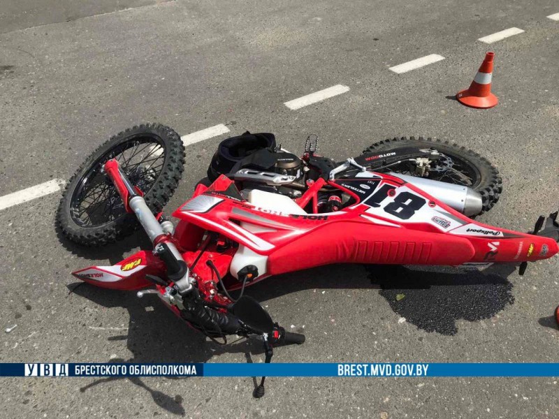 В Березе мотоциклист нарушил ПДД и столкнулся с BMW В Березе мотоциклист нарушил ПДД и столкнулся с BMW