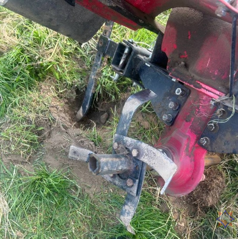 В Ивацевичском районе ногу мужчины зажало в мотокультиваторе В Ивацевичском районе ногу мужчины зажало в мотокультиваторе