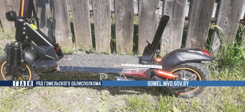 11-летний мальчик на электросамокате выскочил прямо под автомобиль — жесткое видео 11-летний мальчик на электросамокате выскочил прямо под автомобиль — жесткое видео