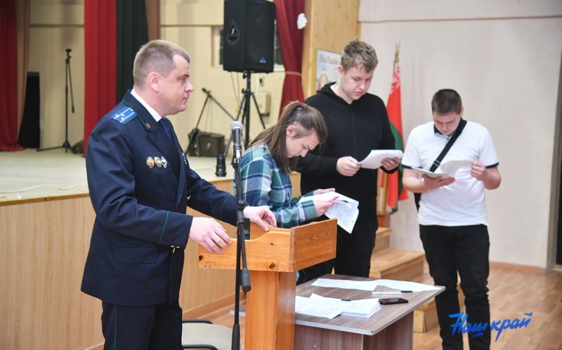 В Барановичах публично заключили под стражу учащегося колледжа В Барановичах публично заключили под стражу учащегося колледжа
